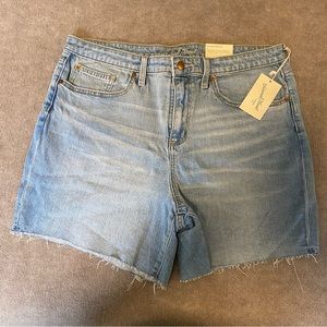 Universal Thread Women's Mid-Rise Boyfriend Jean Shorts Light Wash 16 Inseam 6”